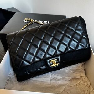 Authentic Chanel Black Lambskin Shoulder Bag 🖤